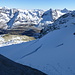 Abstieg über die E-Flanke zum Hangendgletscher, links darüber der Chipfestock. Am Horizont von links u.a. Galenstock, Monte Disgrazia,Torrone Alto und Pizzo Rotondo