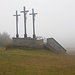 Die drei Kreuze stehen zwischen dem Gipfel und dem Kloster