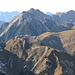 Gelände Überblick von Osten, von mir aufgenommen beim Abstieg von der Gehren Spitze. Predigtstein oder auch Predigtstuhl 2234 m links der Bildmitte.