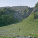 Die erste Steilstufe Oberhalb der Alp Hinter Steinetli will erklettert werden! Man ersteigt sie am Besten über des steile Gras am rechten Rand der Felsen.