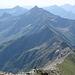 Der lange Grat vom Monte Rotondo in einer Gesamtansicht. Unten sieht man Judith im Aufstieg auf den Gipfel.