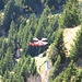 L'elicottero della REGA si avvicina al luogo dell'incidente.