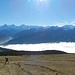 am sonnigen Guggisgrat unterwegs - über dem Thunersee liegt noch Nebel;
im Hintergrund EMJ und weitere hohe Berner Gipfel