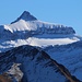 Gipfelaussicht vom Gros Van (2188,6m) im Zoom über den Pic Chaussy (2351m), wo gerade Bergwanderer auf dem Gipfel stehen, hinüber zum formschönen Oldehore / Becca d'Audon (3122,5m).