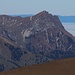 Gipfelaussicht vom Gros Van (2188,6m) im Zoom auf den Moléson (2002,3m). Der Grashügel im Vordergrund ist der Planachaux (1925m).
