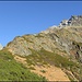 Auf einer Höhe von ca. 1700m erreicht man ein schönes Plateau, von wo aus man dann den Fussabstieg startet. <br /><br />Links im Hintergrund das Steinhüshoren und der Chilchlistock - ein formschöner Zacken!