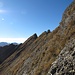 Blick zum Grat hinauf zwischen Chrüzchopf und Federispitz, die 5-6 m hohe Abseilstelle befindet sich rechts oben im Bild. Wir umgingen sie in der steilen Südflanke.