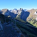 Der Höhenweg zwischen Stauberen und Saxer Lücke ist bestens gesichert. Ein Blick voraus ins Herz des Alpsteins.