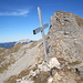 Gipfelkreuz auf dem höchsten Steinrigen Manndl, dahinter das Dalfazer Joch