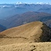 L'evidente traccia di sentiero che dalla Capanna Meriggetto parte in direttissima sul ripido pendio erboso del Monte Pola.Il panorama e' spettacolare.
