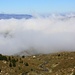 Oberhalb des Nebelbank und des Bergwaldes weitet sich der Blick über das Tal vom Drini i Zi.