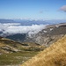 Blick vom unteren Teil der steilen unteren Gipfelgrasflanke auf die grosse Alpfläche (2100m-2200m) wo die Schafe im Sommer und Herbst sömmern.