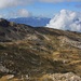 Aussicht oberhalb der Geröllhalde auf die Alp von der der steile Aufstieg durch die Südflanke beginnt. Der Gipfel darüber ist der namenlose P.2404m.