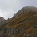 Rückblick von der obersten Graskuppe auf dem Südgrat zum Gipfel vom Maja e Korabit / Голем Кораб (Golem Korab; 2764m). Links ist der fast gleich hohe Vorgipfel Korab II (2756m).