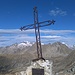 links des Kreuzes die Cime du Gélas (3143m), links daneben die Cime St. Robert (2919m). Vom Kreuz etwas verdeckt der Mont Ponset (2826m), weiter rechts der Mont Neiglier (2786m)