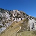 am Col de Bellefont, anschließend führt die Route in Verlängerung der Kammlinie steil bis zum Gipfel