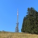 Der Turm auf der Mittagplatte, gut auf der Vorbeifahrt von der Autobahn unten zu sehen