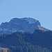 Zoom auf den Druesberg, wo der erst Schnee im schattigen Bereich liegengeblieben ist.