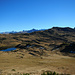 Blick hinab zum Sünser See, der schön in einer Mulde eingebettet liegt.