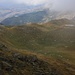 Der Weg ins Tal bis nach Radomirë ist noch weit. Ich befinde mich auf etwa 2250m Höhe.  <br /> <br />Beim Auf- und Abstieg geben die kleinen Seen auf 2175m einen guten Anhaltspunkt.