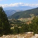 Blick vom Bergwald auf die Kulturlandschaft rund um Radomirë (1250m).