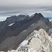 Bös Fulen - Blick über den Grat zum Bächistock<br />Nicht zu hören: Das Heulen des Windes in den Seilen des Gipfelkreuzes