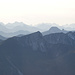 Links die Ausläufer des Karwendels, mittig der Wetterstein und rechts die Zugspitze. Der wuchtige Buckel ist der zahme Riisserkogel, daneben die Zacken des B(P)lankensteins