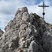 Das Gipfelkreuz des Signalkopf (1895 m) steht ganz vorne an der Felskante und kann über die Eisentritte und einer kurzen Gratpassage erkraxelt werden. Das Kreuz dominiert das Panorama über Krün