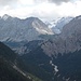 Blick nach SO zur Gruppe Bäralplkopf, Schlichtenkarspitzen und Östlicher Karwendelspitze - hinter dem Bäralplsattel erkennt man das Schlauchkar (mit recht viel Neuschnee) , das zur Birkkarspitze (2749 m), dem König des Karwendel hinaufführt.