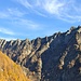 Dies ist der nordöstlich verlaufende, imposante Grat des Pizzo Paràula von der Alp Larèchia aus gesehen.