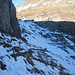 ... und hier hinunter - der Schnee ist gefroren<br />ich habe keine Lust, die Spikes aus dem Rucksack zu holen und suche mir lieber eine andere Route links um die Nase herum