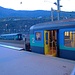 Auto-Verladezug am Gleis 90 in Brig. Da der Bahnsteig der Verladerampe höher liegt als die Einstiegshöhe des EW II, wurde eine spezielle Einstiegshilfe konstruiert.