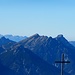 Blick übers Gipfelkreuz zum Aggenstein