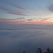 Der Alpenkamm deutet sich über dem Nebel an.
