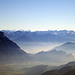Weit hinter dem dunstigen Rheintal erheben sich die weissen Gipfel der Bernina