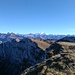 am höchsten Punkt des Sous Dine mit den Felsabstürzen zum Arvetal, in der Mitte der Mont Blanc
