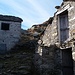 Poco sotto la vetta si attraversa l'abbandonata Alpe Calùs