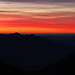[http://f.hikr.org/files/1924927.jpg So schön war das! / È stato incredibile bello!]<br /><br />Noch etwas zu den „kitschigen“ Farben meiner Bilder bei Sonnenuntergang:<br /> <br />Ich verwende generell bei meinen Fotos keine künstlichen Effekte, erweitere nicht den beschränkten Dynamikumfang meiner Kamera, bearbeite weder Helligkeiten noch Kontraste nach. Ich benutze nicht mal die RAW-Funktion. Das einzige, was ich nachträglich ab und zu mache, ist, Ausschnitte erstellen. Die extremen Farben mit den Bergsilhouetten hier sind also genau so „gut“ oder „schlecht“, wie sie meine 0815-Kompaktkamera draußen abgelichtet hat und ich meine, sie mit meinen Augen auch so gesehen zu haben. Es war so, ich hab nix gemacht:-)!!!<br /><br />________________________<br /><br />Una aggiunta ancora in riguardo alle mie foto sentimentali al tramonto:<br /><br />Io generalmente dalle mie foto non uso alcuni effetti artificiali, non estendo la gamma dinamica limitata della mia macchina fotografica, non rifaccio né brillantezza né contrasti dopo a casa. Non uso nemmeno la funzione RAW. L'unica cosa che sto facendo ogni tanto è la creazione di tagli. I colori estremi con le silhouette di montagna qui appariscono esattamente tanto "buoni" o "poveri", come li ha scattato la mia fotocamera compatta e semplice e credo di averli anche visto in quel modo con i miei occhi. È veramente stato così, non ho cambiato nulla!!!!!:-)