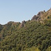 Das Rifugio. Dahinter ist der Aufstiegsweg zum Monte Grona zu erkennen. Oben in der Scharte teilt sich der Weg zum Klettersteig, Panoramaweg und direktem Aufstieg.