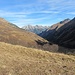 Aufstieg am Laubrücken mit Rückblick durchs Krabachtal und zur Peischelgruppe. Oben links ist bereits der Gipfel der Lärchspitze erkennbar