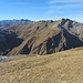 Im Westen zeigt sich das Lechquellengebirge sowie die wilde Rappenspitze; rechts noch der Widderstein