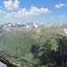 Die Lärchspitze (rechts, vordergründig) mit dem langen Südrücken gesehen vom Schwarzen Kranz (Juni 2014). Ganz links der Aufstieg über die Grasflanke zum Jöchle.<br /><br />Oberhalb des Afere-Häusle sind Trittspuren in der Vegetationszone erkennbar; später links schwenkend wäre hier wohl noch ein moderater Aufstieg möglich