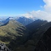 Die Lärchspitze mit dem langen Südrücken gesehen von der Fanggekarspitze (September 2014). Rechts das Krabachtal; links die Grasflanke zum Jöchle