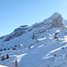 Bei der Bergstation Gitschen erblickt man schon die Liderenhütte, ganz hinten mein Gipfelziel von heute der Blüemberg
