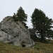 die Felsenhöhle etwas unterhalb des Gratabstieges, wohl vom Militär eingerichtet
