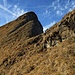 Querung des Zwischenkopfs zum Gipfelaufbau, der steil links der Felskante gewonnen wird.