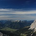 rechts das Wettersteingebirge, in der Bildmitte sieht man den Daniel, höchsten Gipfel der Ammergauer Alpen, hinten rechts davon der Säuling, links die Tannheimer Berge