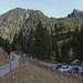Der Parkplatz beim P.1390m auf der Alp Petit Mont. Wer mit dem Auto unterwegs ist, der kann sich 468 Höhenmeter Aufstieg ab der Busstation in Im Fang sparen.<br /><br />Im Hintegrund dtehen die bewaldeten Gipfel Oberrügg (links; 1812m) und Brendelspitz (rechts; 1790m).