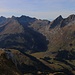 Aussicht vom Dent de Savigny (2252,2m) nach Westen auf die höchsten Freiburger Berge. Rechts gegenüber stehen Dent de Brenleire (2353m) und Dent de Polliéran (2340m), etwas weiter entfernt links der Bildmitte ist der Vanil Noir (2388,9m).