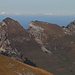 Aussicht im Zoom vom Dent de Savigny (2252,2m) auf Schopfenspitz / Gros Brun (2104,3m), Combiflue / Combi (2055m) und Chöblispitz (2103m). 